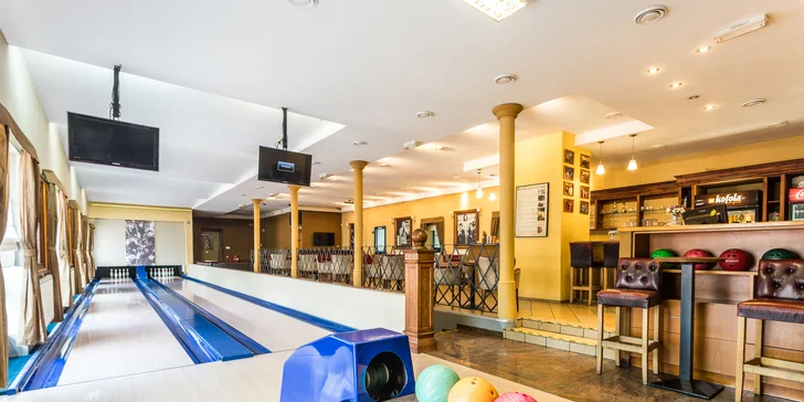 V kaviarni Bowling bar si môžete pokojne posedieť, užívať si svoj obľúbený nápoj, relaxovať,  pochut­nať si na malých barových jedlách, pive alebo vynikajúcich miešaných drinkoch. 