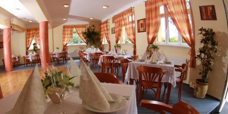 V reštaurácii si vychutnáte raňajky aj večere. Raňajky sú bufetové, večere si vyberiete z menu.