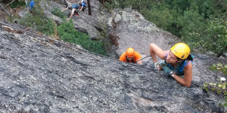 Jednodenní kurz lezení via ferrata na Slánské hoře pro jednoho, pár nebo partu