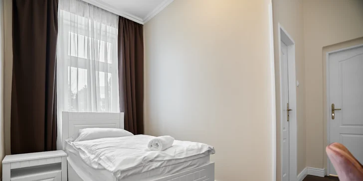 Deluxe pokoj je vybaven manželskou postelí a samostatným lůžkem.
