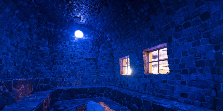 Ve wellness je bazén a parní sauna. 