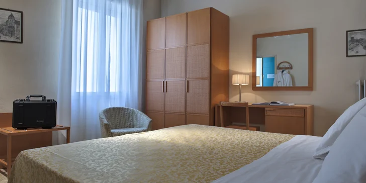 Najdete tu satelitní TV, připojení k Wi‑Fi, telefon a trezor, klimatizaci, minibar (na vyžádání).