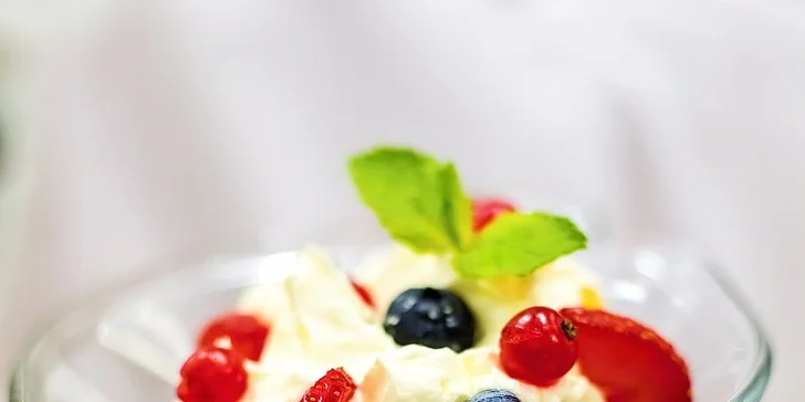 Sladká tečka nemůže chybět, dnes se o ni postarají jahody s mascarpone.