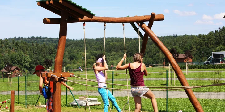 Celý park je obklopený zelení.