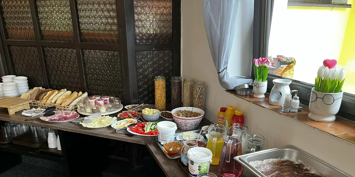V ceně budete mít snídaně formou bufetu a večeře (hlavní chod) formou předem daného menu. 