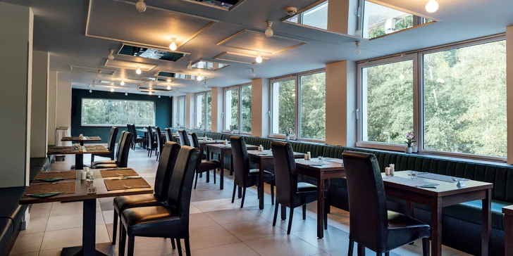 Z restaurace je krásný výhled na řeku Teplou.
