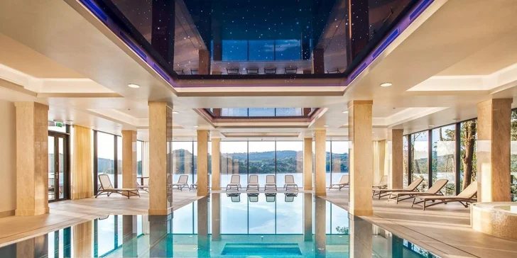 Hotel má aj vnútorný bazén a saunový komplex, ktorý sa skladá zo suchej, parnej, aromatickej a infra sauny.