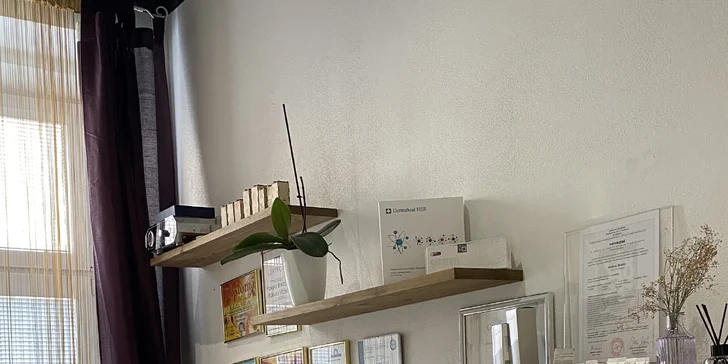 Kosmetoložka pracuje s produkty značek Holy Land a Dr. Spiller. 