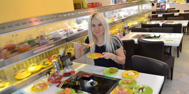 Z pásu si vezmete jakékoli zeleninové i rybí sushi.
