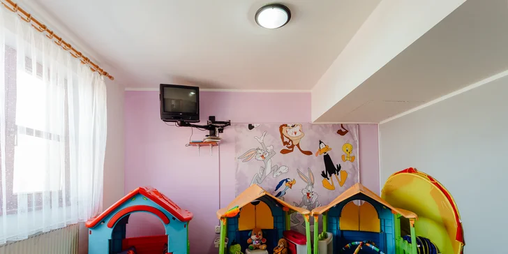 Deti sa dosýta vyšantia v detskom kútiku.