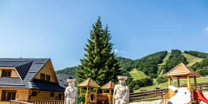 V areálu ubytování se nejmenší hosté vyřádí na třech dětských hřištích.