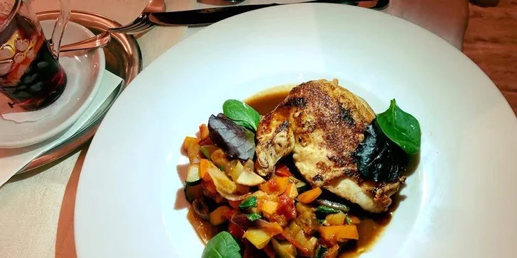 V restauraci s terasou si užijete moravské speciality i nejmodernější gastronomii. 