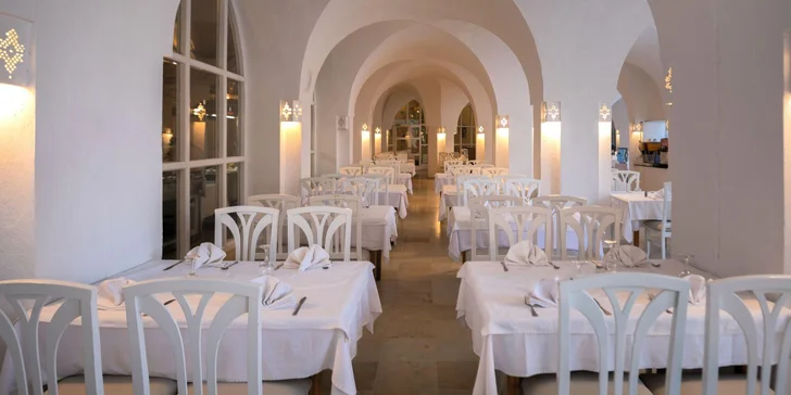 Každý den si vychutnáte snídaně, obědy a večeře podávané formou bufetu v hlavní restauraci.