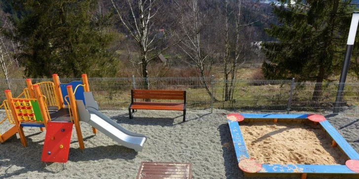 Deti sa zahrajú na vonkajšom ihrisku.