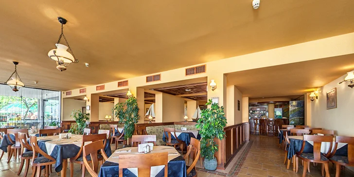 Snídaně, obědy a večeře se podávají v hlavní restauraci Bellevue s panoramatickou terasou a výhledem na moře.
