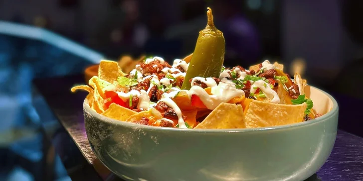 Půlkilovou nálož nachos se sýrovou omáčkou, nakládanými jalapeños, salsou pico de gallo a smetanou doplní porce masa nebo grilovaná zelenina.