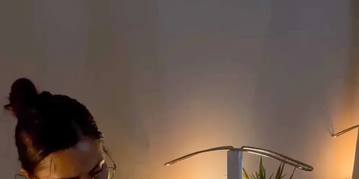 Pokud si chcete odpočinout ve dvou, udělejte si radost párovou masáží, kdy se o vás postarají dvě masérky v jedné místnosti současně. 