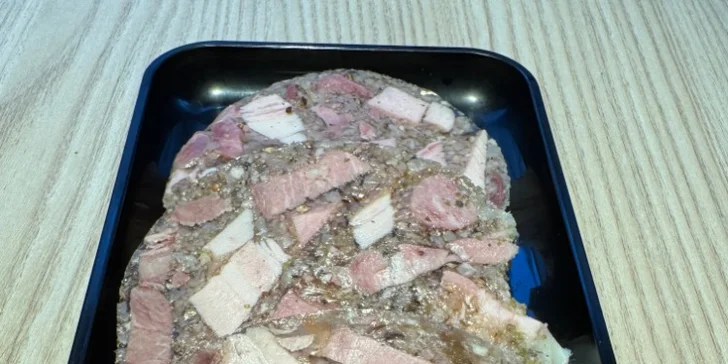 Chybět nebude 500 g poctivé tlačenky, která tvoří základ každé správné české svačiny. 