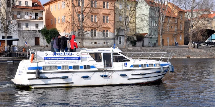 Během kurzů se z vás stane nefalšovaný kapitán křižující Vltavu tam a sem.