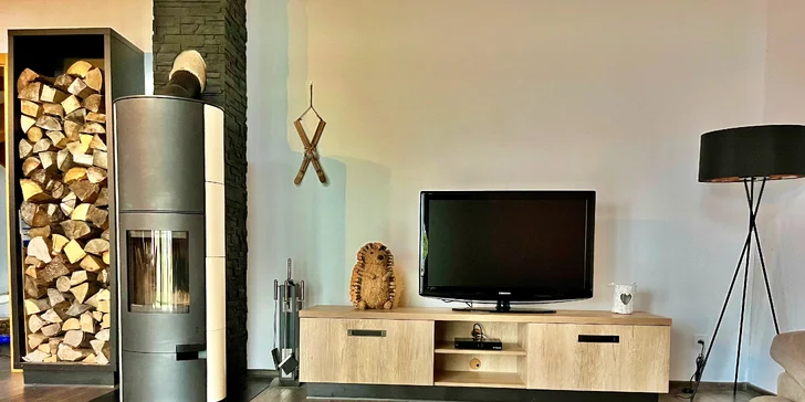 Plně vybavená kuchyň a jídelní část je propojena s obývacím pokojem a disponuje moderními spotřebiči.
