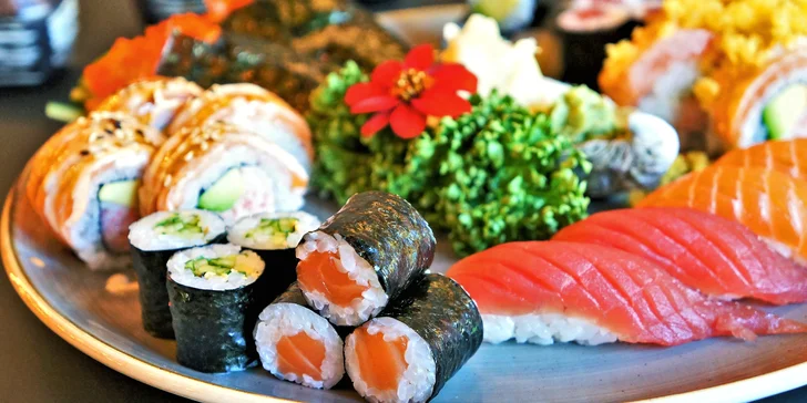 Těšit se můžete na maki, nigiri i sashimi s avokádem, lososem a tuňákem, ale i na alriri salmon roll nebo temaki. 
