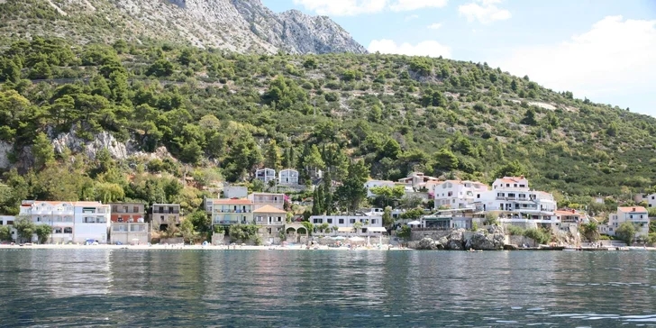 Hotel Plaža** sa nachádza v malej pobrežnej dedinke Drašnice, len 10 kilometrov od Makarskej. 