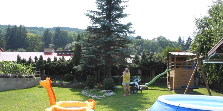 Pro děti tu mají trampolínu, bazén i skluzavku.