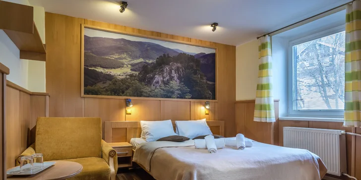 Izba je zariadená v romantickom štýle, vhodná pre zaľúbené páry alebo dvojicu s možnosťou prístelku pre dieťa.