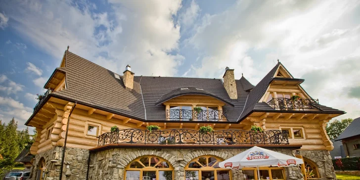 Město leží pod tatranskými štíty a je známo jako hlavní město turistiky.