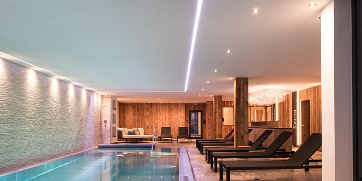 Ve wellness je bazén s masážními prvky, panoramatická a finská sauna, parní lázeň a relaxační místnost. 