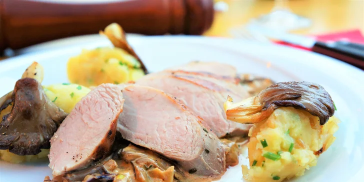 Jeden z vás dostane steak z panenské svíčkové s ragú z hlívy ústřičné a šťouchanými bramborami.