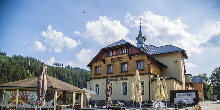 U hotelu zdarma zaparkujete. 