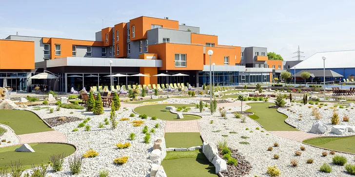 V ceně máte i adventure golf. 