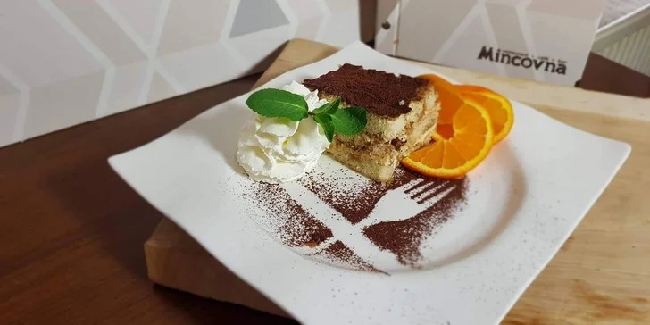 Ve stylové restauraci Mincovna se podávají bufetové snídaně a na večeři zde budete mít každý den kredit 300 Kč/os. (varianta s polopenzí).