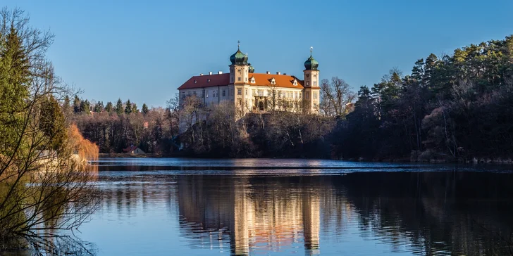 Hotel stojí kousek od takových lákadel jako Karlštejn (12 km), CHKO Český Kras (13 km) nebo třeba Koněprusy (17 km). 