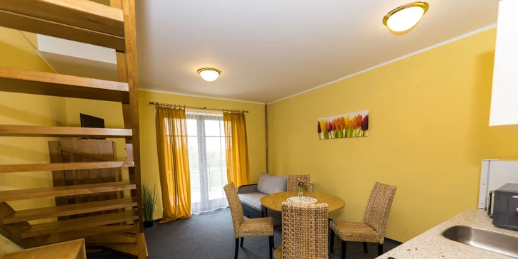 V každém apartmánu jsou 2 ložnice a obývací pokoj.