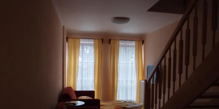 O spojení se světem se postará televize a připojení na Wi‑Fi.