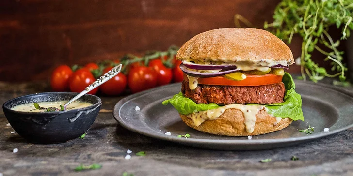 nebo hovězí burger sous-vide s celozrnnou bulkou a hořčičným dipem.