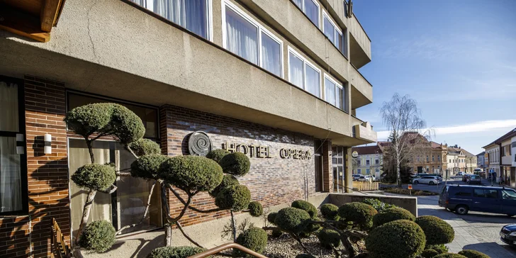  Hotel Opera byl otevřen v roce 1980. Tehdy byl chloubou města a celého okolí. 