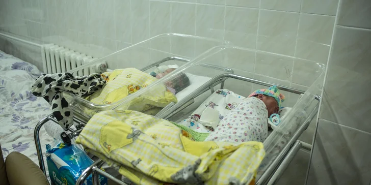 Dve novorodeniatka v provizórnej pôrodnici na Ukrajine. Foto: © UNICEF/UN0604217/Ratushniak
