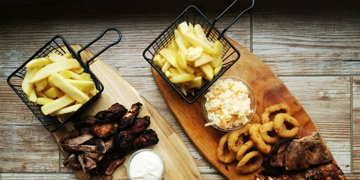 Grilované žebírko, kuřecí křídla, filírovaná roštěná, marinovaná krkovička, cibulové kroužky, hranolky, coleslaw… všeho bude tolik, že se dost možná ani neodlepíte od stolu.
