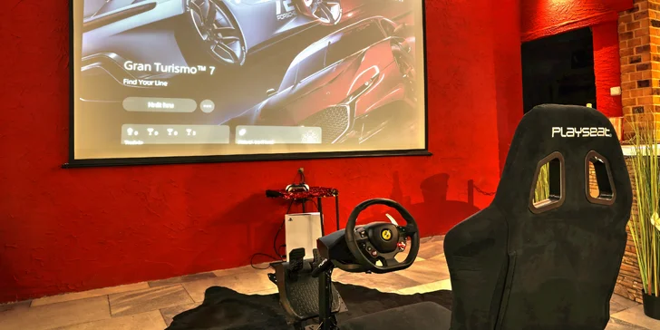 Pocity skutečných závodníků si vyzkoušíte díky závodnímu simulátoru, který je napojený na nejnovější generaci PlayStationu 5. 