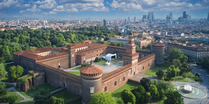 Jedním ze symbolů města je hrad Sforzesco (4 km), který je považován za jeden z nejhezčích hradů v celé Itálii. 
