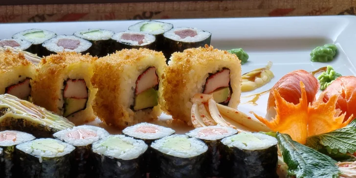 Nebude chybět ani salát z mořských řas, kimchi, wasabi a zázvor. 
