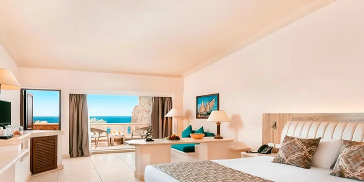 K resortu patří soukromý přístav, šnorchlovat můžete hned u hotelu, užívat si budete i infinity bazén a koupání v obřím aquaparku.

