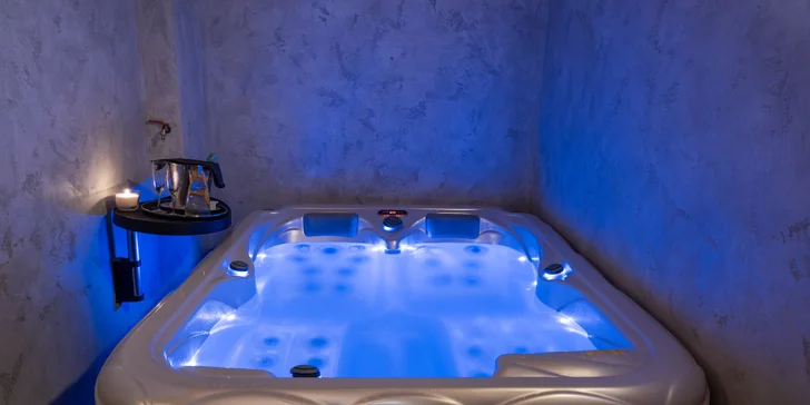 Do vířivky vás také vybaví lahví prosecca. 