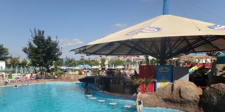 Přes den se zajděte osvěžit do pool baru u bazénu.