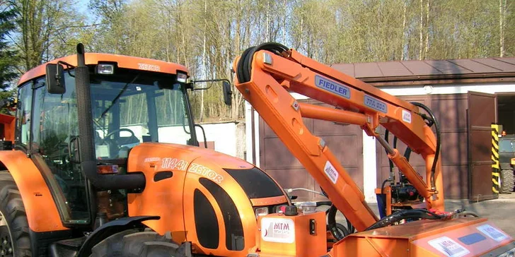 K vybranému traktoru si budete moci nechat zapřáhnout i různé "doplňky".