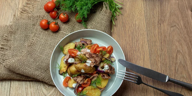 Pokud zvolíte druhý box čeká vás krůtí burger sous-vide s pečenými bramborami, cibulkou a koprem.