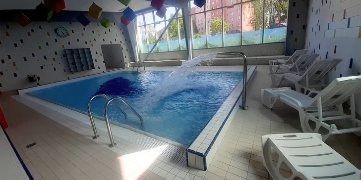 Pro malé plaváčky je k dispozici dětský bazén s rozměrem 9 × 6 m, teplotou 30 °C a chrličem vody.